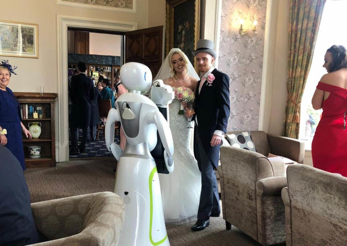 O primeiro robô fotografando um casamento