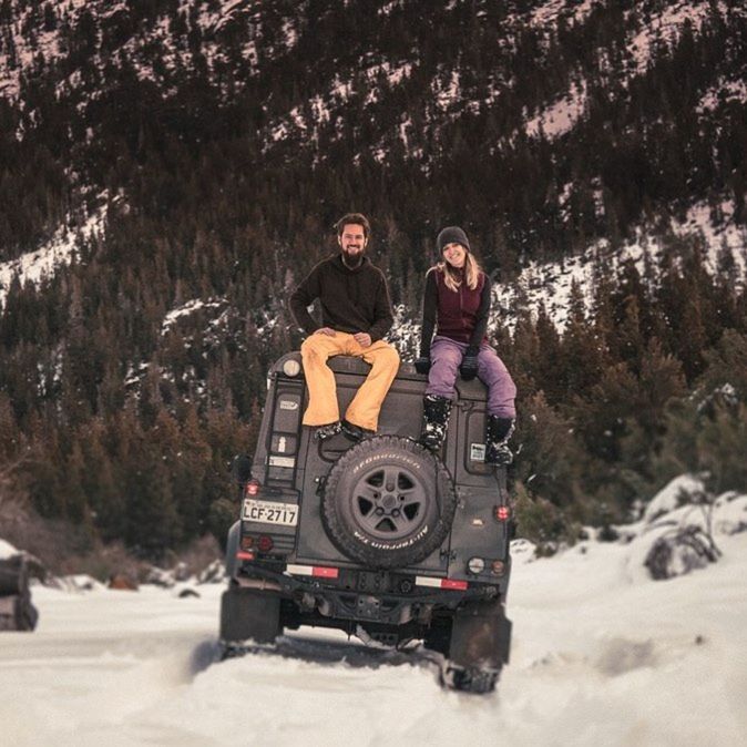 Casal de fotógrafos sobrevive a noite mais fria da história de Bariloche dormindo NO CARRO