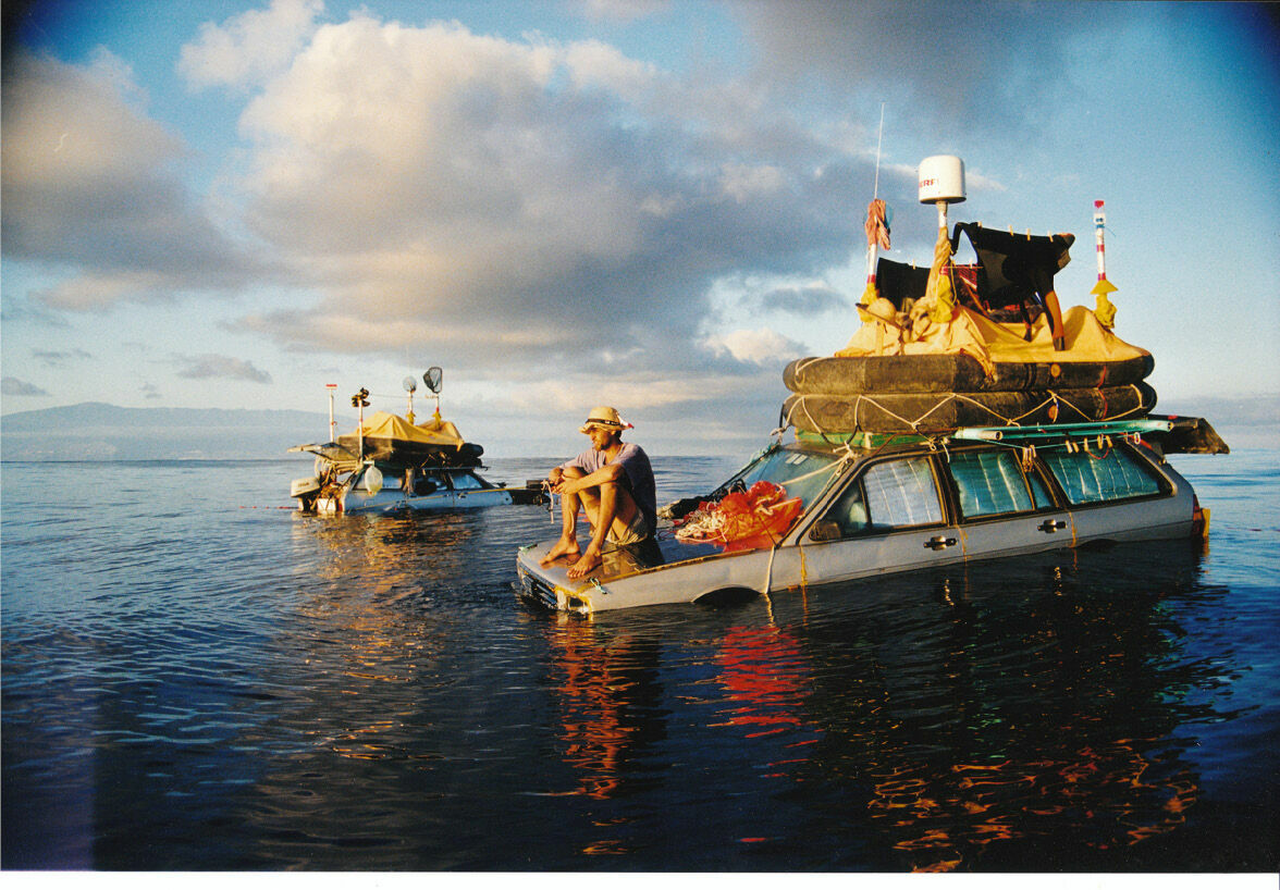 Foto Eles atravessaram o oceano de carro Foto Eles atravessaram o oceano de carro - Imagem 0