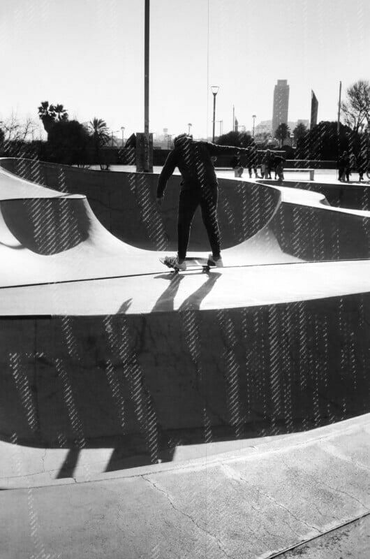 Foto Filme que imita efeitos de fita VHS distorcidos Foto Filme que imita efeitos de fita VHS distorcidos - Imagem 0