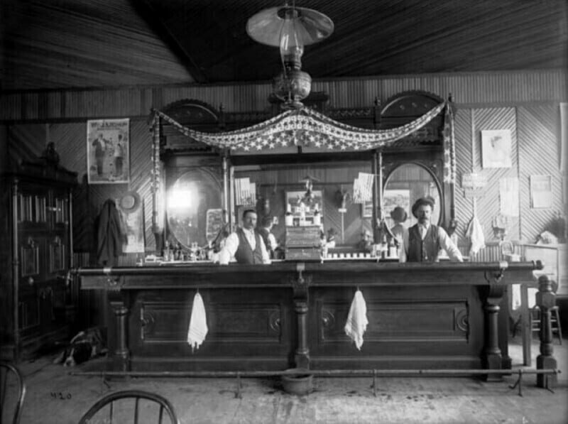 Fotos antigas mostram a vida nos bares do Velho Oeste